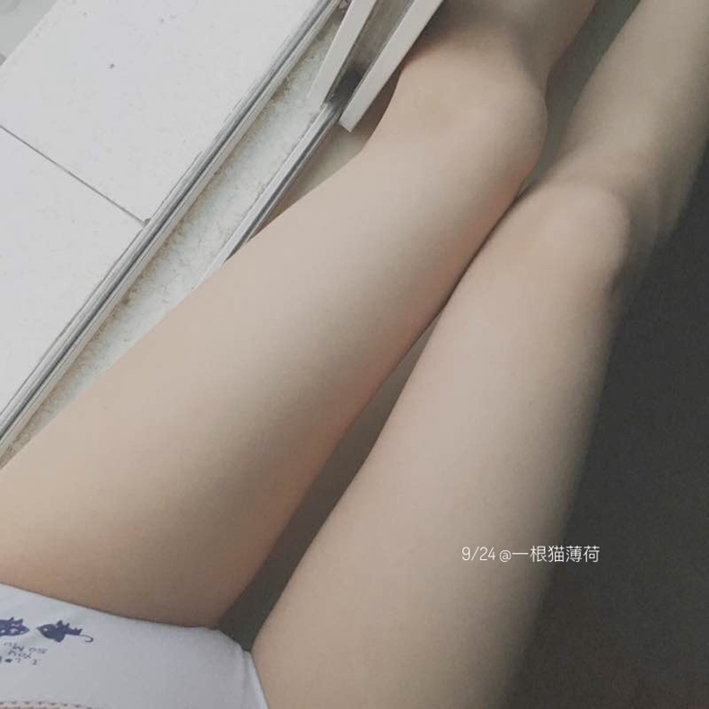 微博@一根猫薄荷付费会员流出图包【65.5M】新人00后软妹子，喜欢下载