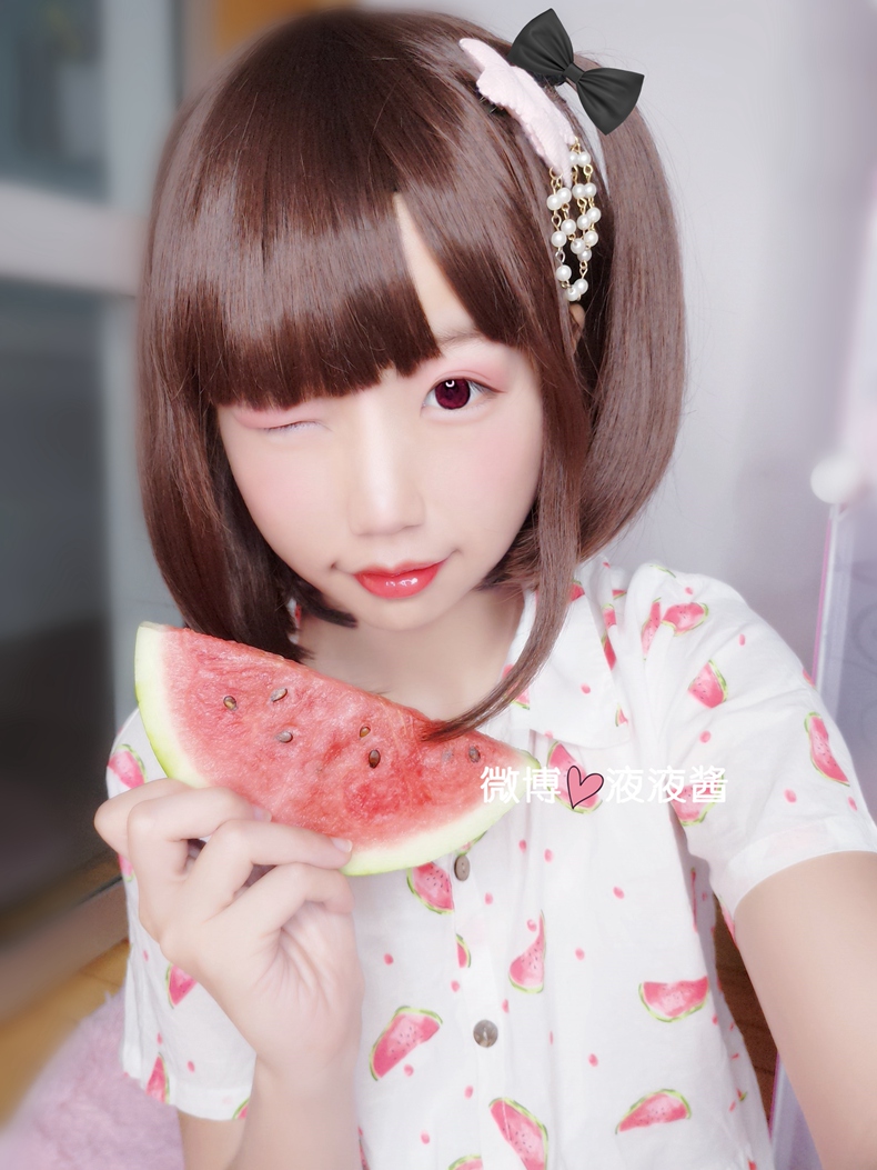 微博萝莉软妹子@液液酱YeYe之西瓜小清新 图包视频【40P/140M】